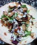 Kebab casero de pollo y cerdo con salsa yogur