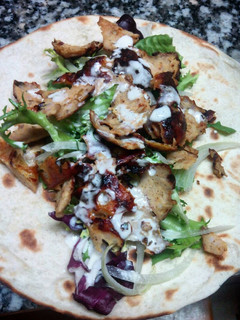 Una foto de Kebab casero de pollo y cerdo con salsa yogur