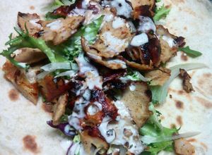 Una foto de Kebab casero de pollo y cerdo con salsa yogur