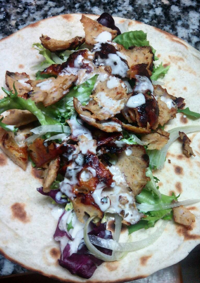 Una foto de Kebab casero de pollo y cerdo con salsa yogur