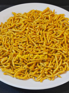रतलामी सेव(बेसन नमकीन)(ratlami sev recipe in hindi) रेसिपी मुख्य फोटो