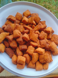 A picture of Bite size lemon mandazi.
