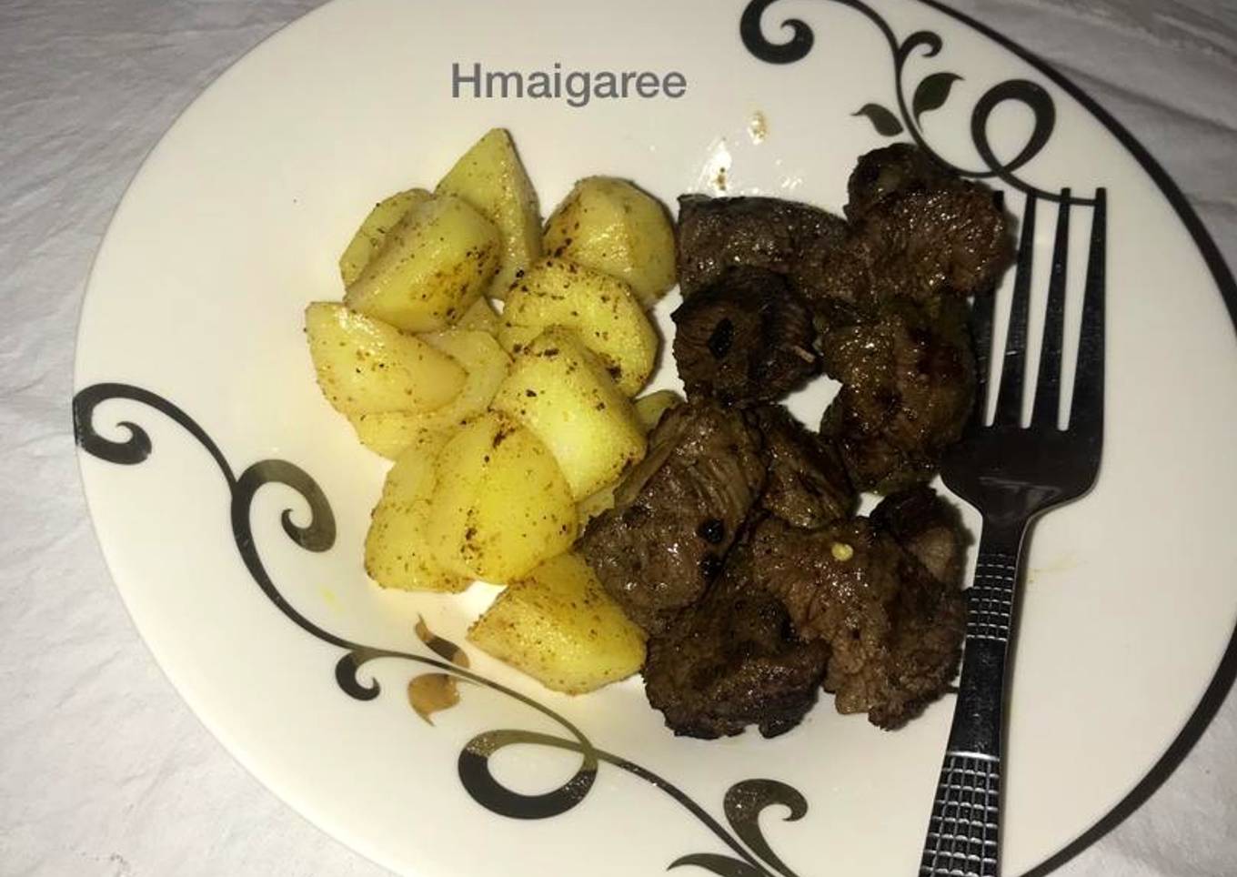 Pan grilled beef and garlic potatoes