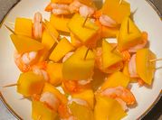 Une photo de crevettes mangue
