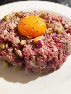Una foto de Steak tartar o tartar de ternera