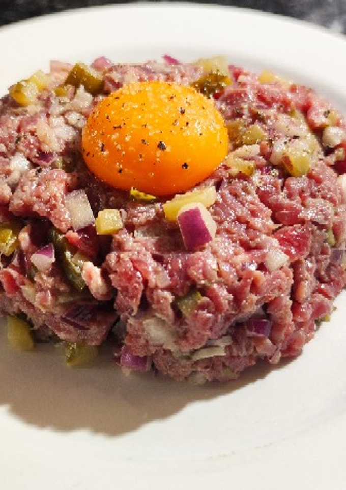 Una foto de Steak tartar o tartar de ternera