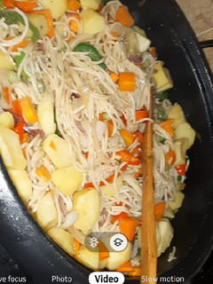 A picture of Stir fried spaghetti.