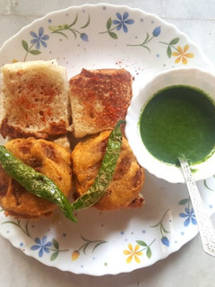 मुंबई स्पेशल वड़ा पाव (Mumbai Special Vada Pav recipe in Hindi) रेसिपी मुख्य फोटो
