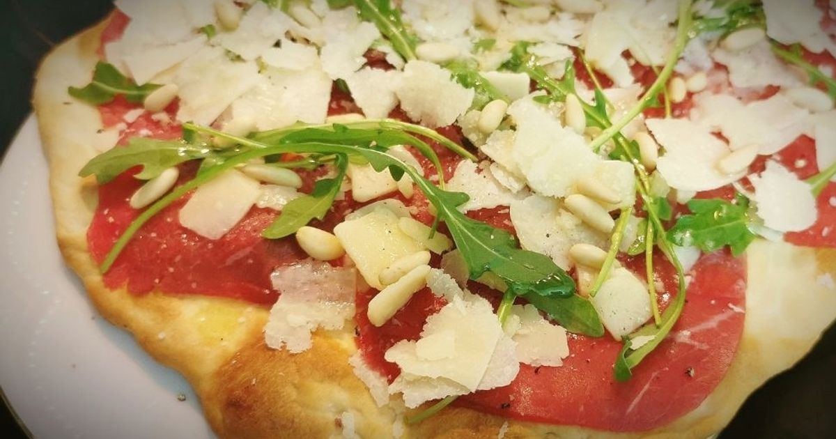 Pizza De Carpaccio De Ternera, Con Rúcula Y Piñones Receta de josevillalta