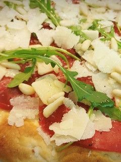 Una foto de Pizza de Carpaccio de Ternera, con Rúcula y Piñones