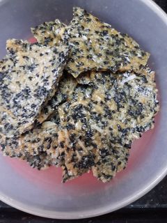 કાળા તલ કોપરાની ચીકી (Black Til Kopra Chiki Recipe In Gujarati) રેસીપી મુખ્ય ફોટો