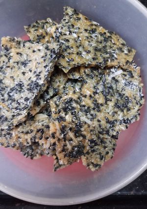 કાળા તલ કોપરાની ચીકી (Black Til Kopra Chiki Recipe In Gujarati) રેસીપી મુખ્ય ફોટો