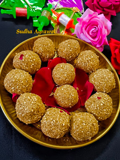 तिल गुड़ के लड्डू (Till Gud ke laddu recipe in Hindi) रेसिपी मुख्य फोटो