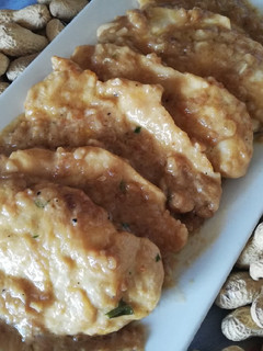 Una foto de Pechugas de pollo con salsa de cacahuetes 🥜
