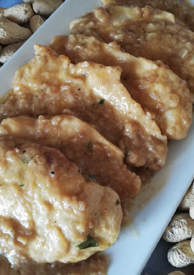 Una foto de Pechugas de pollo con salsa de cacahuetes 🥜