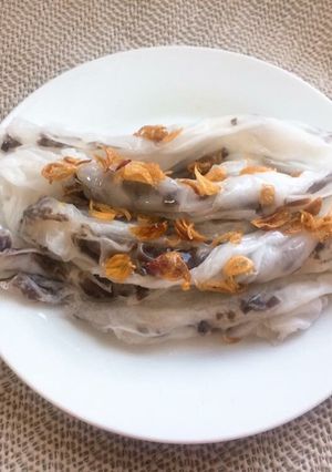 A picture of Vegetarian Bánh Cuốn (Pan-Steamed Rice Rolls).