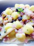 Gnocchi con ragù bianco di tastasale e pioppini, con crema di porro