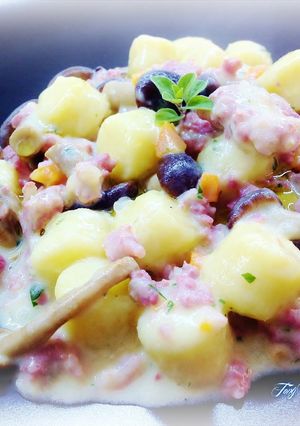 Foto di Gnocchi con ragù bianco di tastasale e pioppini, con crema di porro