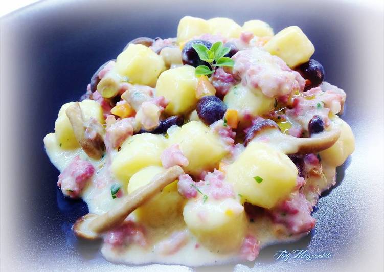 Gnocchi con ragù bianco di tastasale e pioppini, con crema di porro