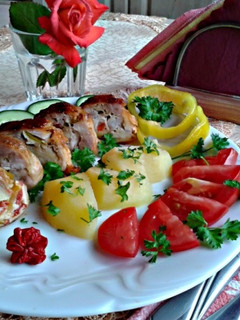 Sült, kicsontozott, töltött csirkecombok recept fotója