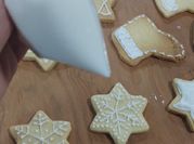 Una foto de glaseado para decorar galleta