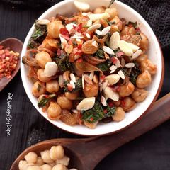A picture of Catalan chickpeas and spinach.