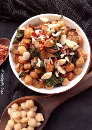 A picture of Catalan chickpeas and spinach.