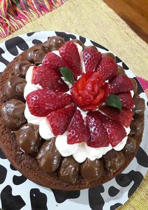 Una foto de Marquise de chocolate con frutillas 🍓🍓