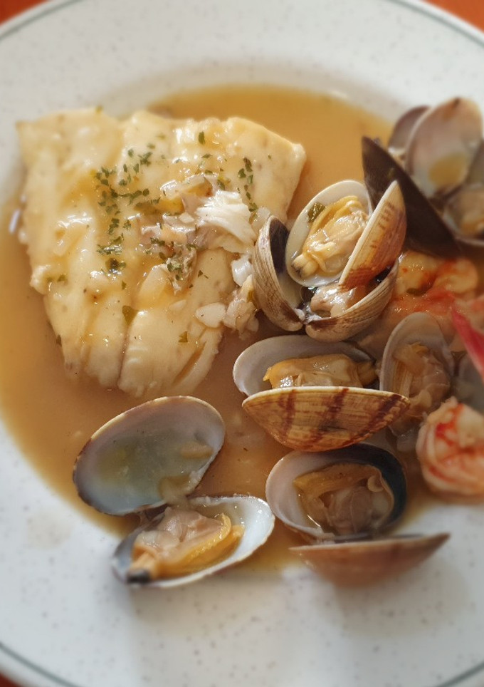 Una foto de Merluza a la marinera