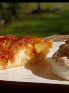 Una foto de Torta invertida de manzanas en sartén