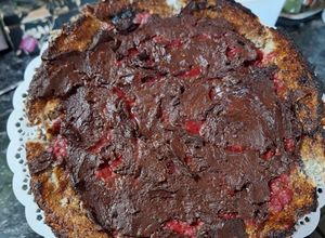 Una foto de Tarta helada de Banana 🍌y coco🥥, rellena de frutillas 🍓 con capa de chocolate🍫 🎉🤤