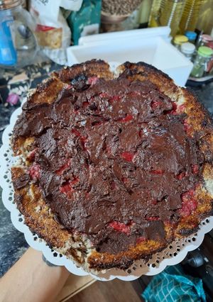 Una foto de Tarta helada de Banana 🍌y coco🥥, rellena de frutillas 🍓 con capa de chocolate🍫 🎉🤤