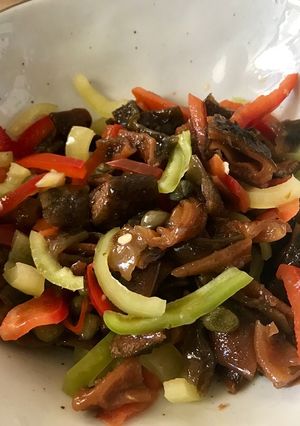 Una foto de Pebre de Cochayuyo y alcaparras