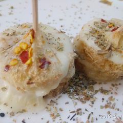 A picture of Cheesy bread bites.