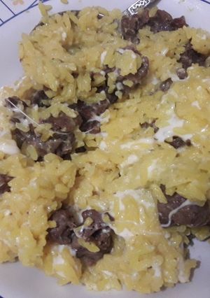 Una foto de Arroz amarillo con carne 🍚🍖