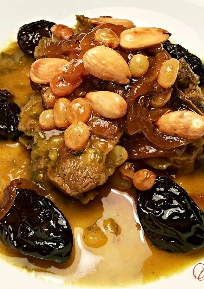 Una foto de Lomo de cordero, con cebollas caramelizda, cirulas, pasas y crujiente de almendras