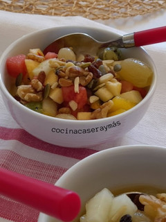 Una foto de Macedonia de fruta con licor y frutos secos