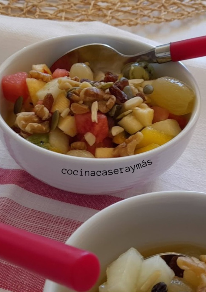 Una foto de Macedonia de fruta con licor y frutos secos