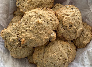 Una foto de Galletas con harina de avena trozos de chocolate blanco, amargo y almendras 🍫 🍪