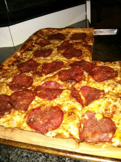 Una foto de Pizza Margarita con Salchichón