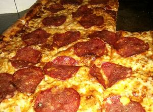 Una foto de Pizza Margarita con Salchichón