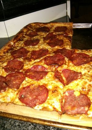 Una foto de Pizza Margarita con Salchichón