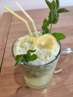 A picture of Mojito sin (sin alcohol, sin azúcar, sin soda).
