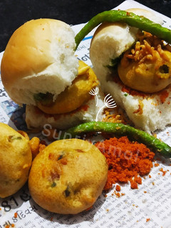 वडापाव (Vada Pav Recipe In Marathi) रेसिपी चे मुख्य फोटो