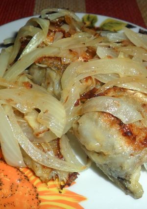 Фото Жареная рыба с луком.