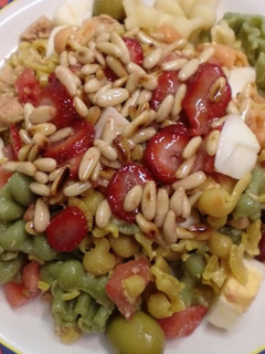 Una foto de Ensalada de pasta con vinagreta de fresas y piñones
