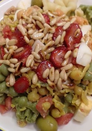 Foto principal de Ensalada de pasta con vinagreta de fresas y piñones