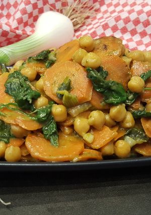 Une photo de Poêlée de pois chiches, épinards et carottes au pesto