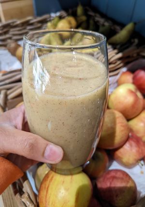 A picture of Kiwi, apple and pear smoothie.
