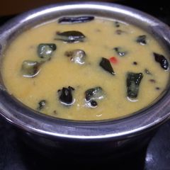 A picture of Gujarati bhindi kadhi.